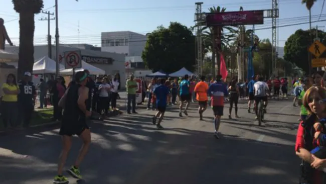 Corredores participan en el Maratón Lala