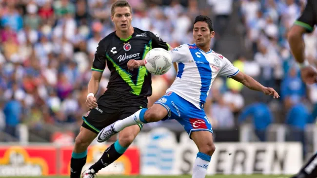 Toledo y Furch buscando el esférico en el Cuauhtémoc