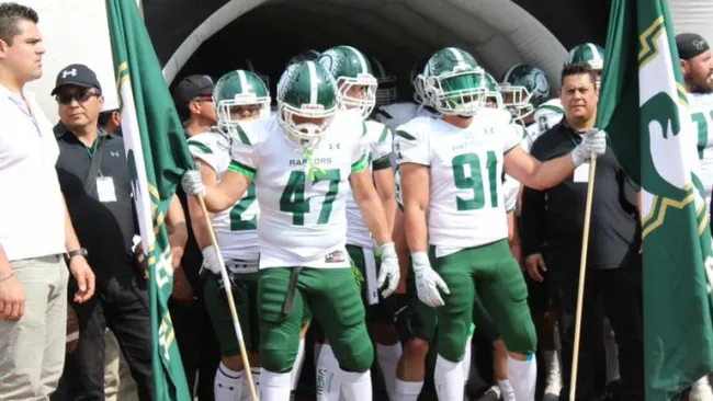 Los jugadores de Raptors preparados para salir al campo