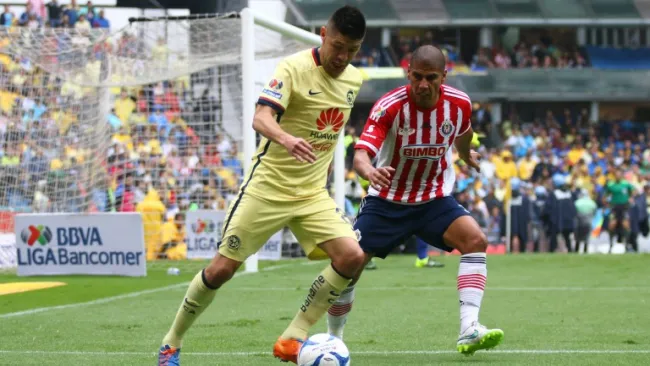 Oribe Peralta protege el balón de Carlos Salcido