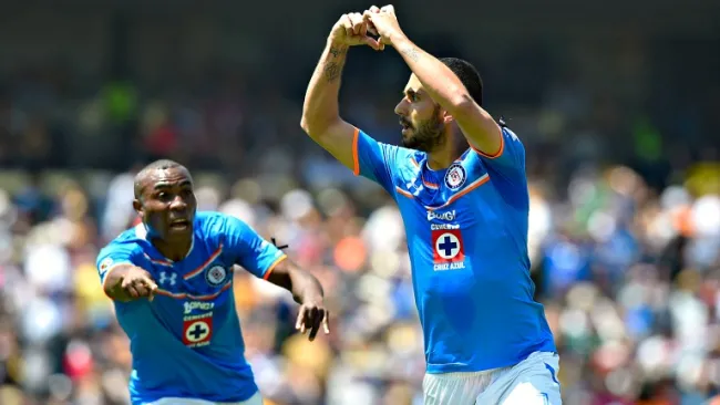 Víctor Vázquez festeja su gol frente a Pumas