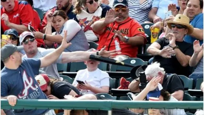 Momento en que el aficionado salva a niño del bat