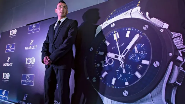 Sambueza posando con el reloj del centenario de América