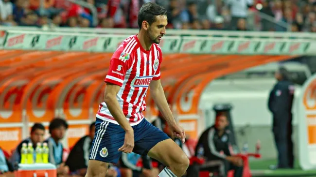 López controla el esférico en un juego de Chivas
