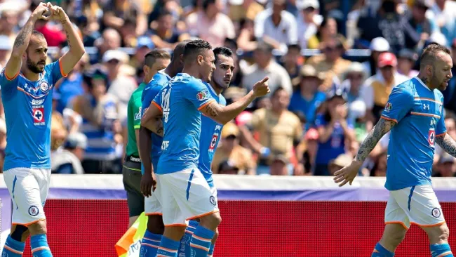Jugadores de Cruz Azul celebran el primer gol contra Pumas