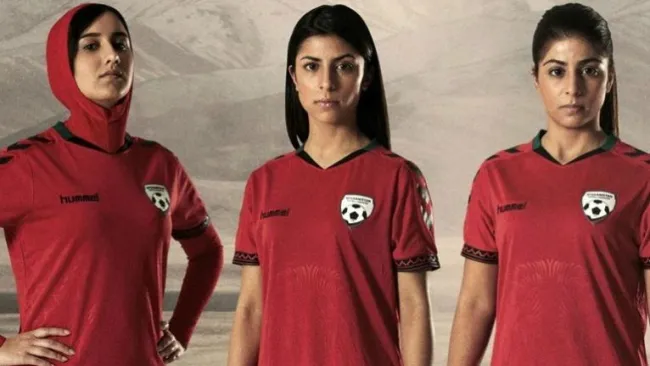 Jugadoras de Afganistán lucen el nuevo uniforme