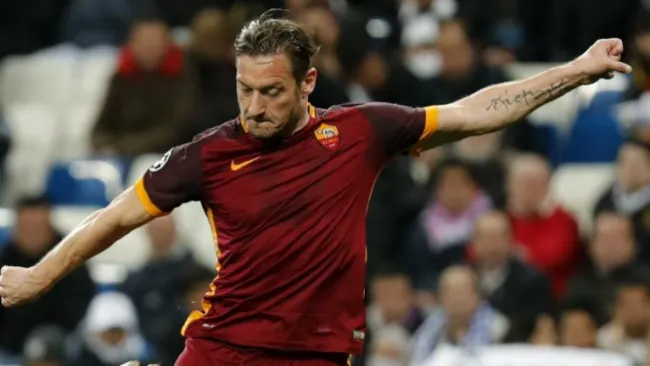 Totti saca disparo para intentar vencer a Keylor Navas