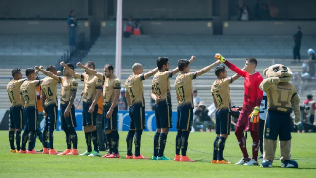 Los jugadores de Pumas al momento de la entonación del himno