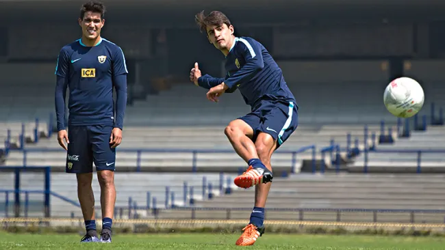 Van Rankin hace un remate en práctica de Pumas