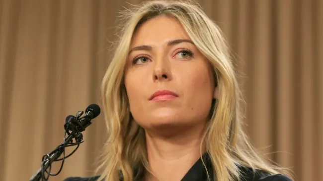 Sharapova observa a los medios en conferencia de prensa