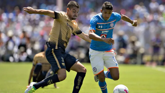 Gerardo Alcoba lucha con Joao por el balón 