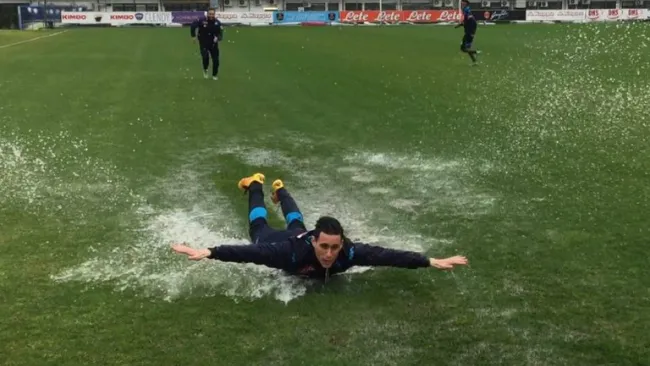 Hamsik se lanza de 'avioncito' sobre el agua