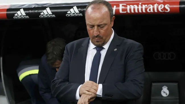 Rafa Benítez observa su reloj durante su estancia en el Madrid