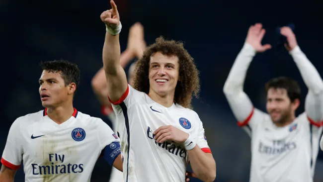 Jugadores del PSG celebran tras eliminar al Chelsea