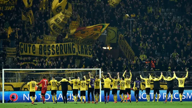 Los jugadores del Dortmund celebran frente a su afición tras vencer al Tottenham