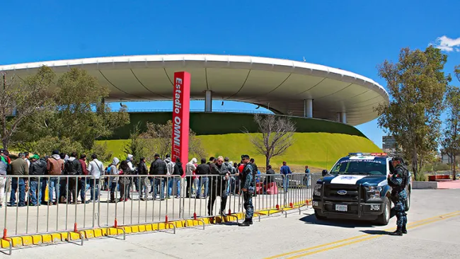 La fila de aficionados para comprar un boleto y estar en el Clásico 