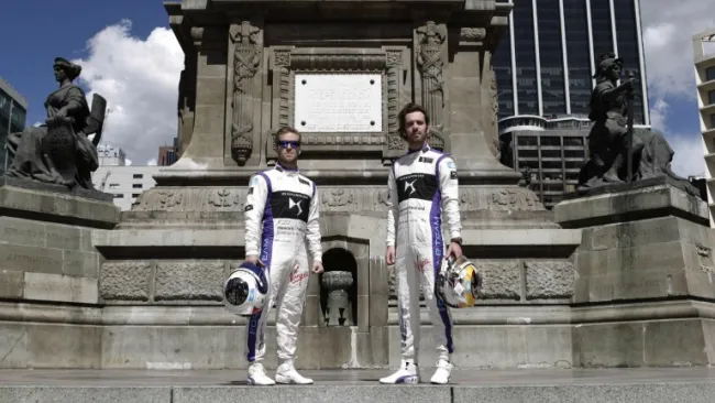Sam Bird y Jean-Eric Vergne en sesión con RÉCORD en el Ángel de la Independencia