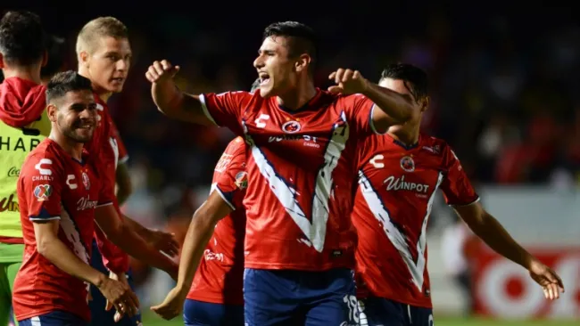 Jugadores de Veracruz festejan un gol