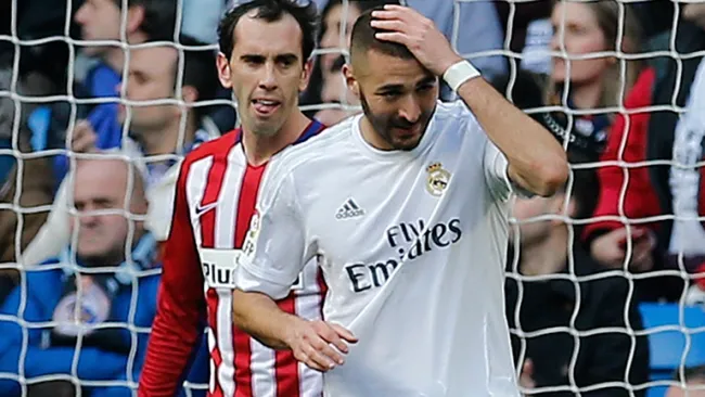 Benzema se lamenta durante el Derbi de Madrid