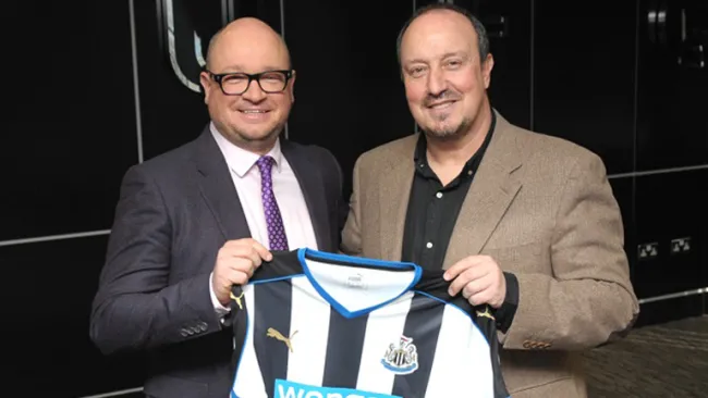 Rafa Benítez posa con la playera del Newcastle