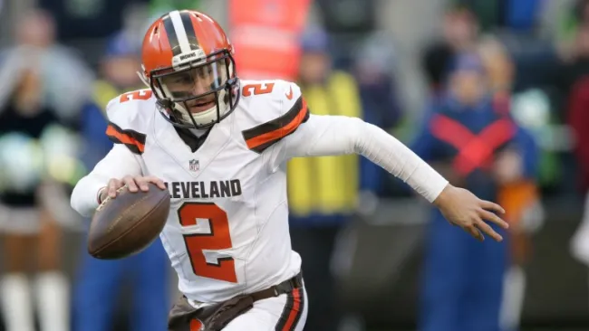 Johnny Manziel durante un partido con los Browns