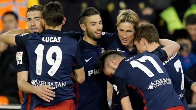 El Niño Torres y sus compañeros celebran un gol del Atlético