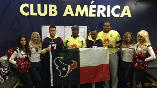 Ventura y William junto a los jugadores de Texanos