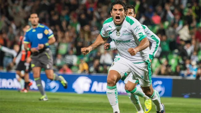 Bravo festeja el primer gol del partido contra Tuzos