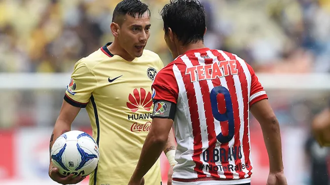 Rubens Sambueza y Omar Bravo se encaran