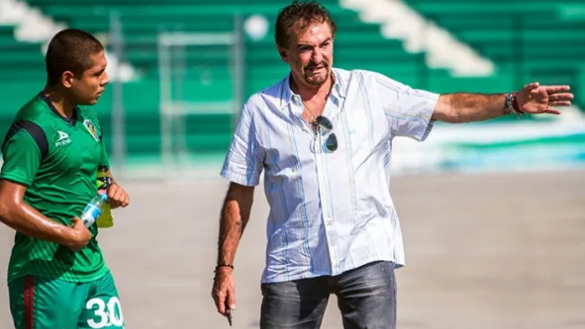 Ricardo La Volpe durante un partido de Jaguares 