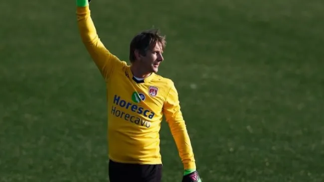Van Der Sar festeja su atajada