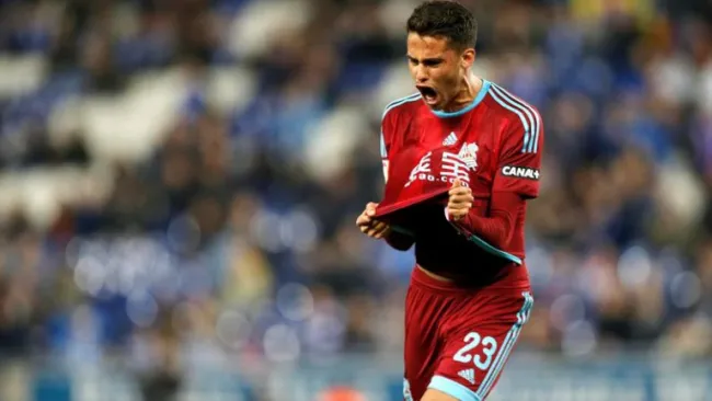 Diego Reyes disputando un duelo de la Real Sociedad