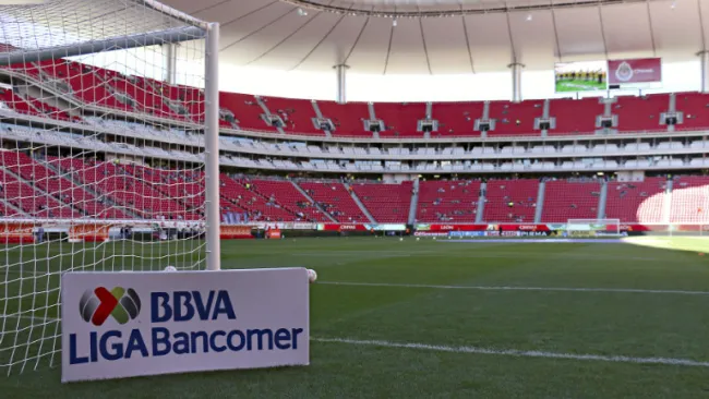 El Estadio Omnilife durante una tarde de futbol