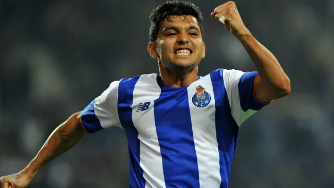 Tecatito festeja luego de marcar con el Porto