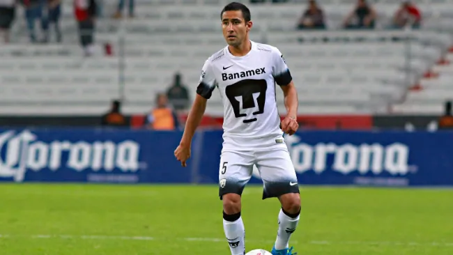 Luis Fuentes contiene el balón en juego contra Atlas