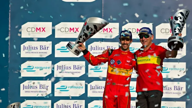 Lucas di Grassi (izq) en pleno festejo después de conquistar el ePrix