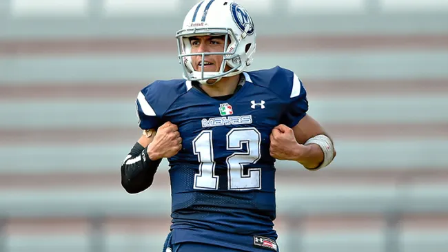 Marco García festeja un touchdown con Mayas