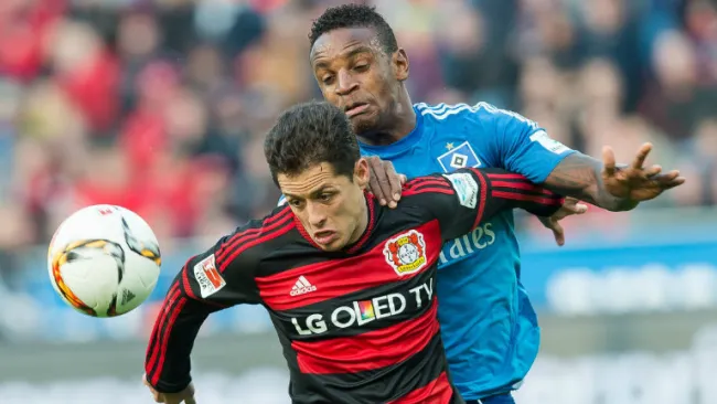 Balón disptado por CH7 y Cleber Reis