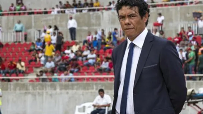 Joel 'Tiburón' Sánchez dirigiendo un partido de futbol 