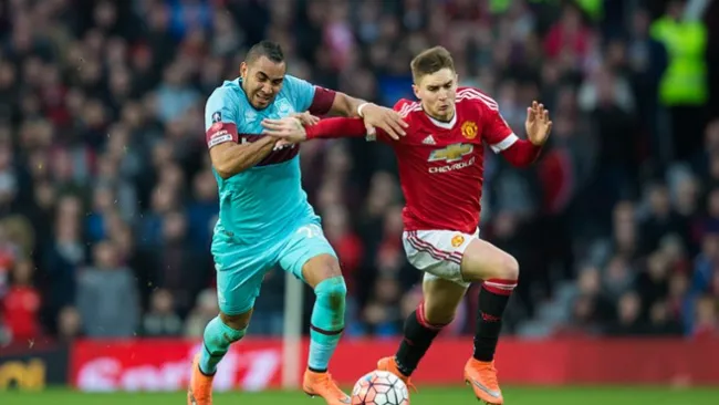 Guillermo Varela y Dimitri Payet durante el juego de los Cuartos de Final de Copa FA