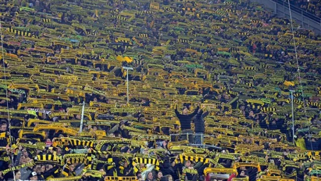 Aficionados del Borussia rinden homenaje a la víctima fallecida en el encuentro