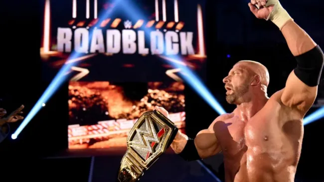 Triple H festeja tras su victoria en Roadblock
