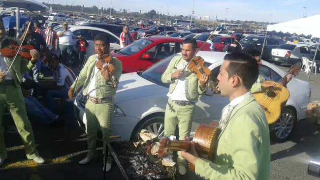 Un conjunto de Mariachi en la explanada del Estadio Chivas