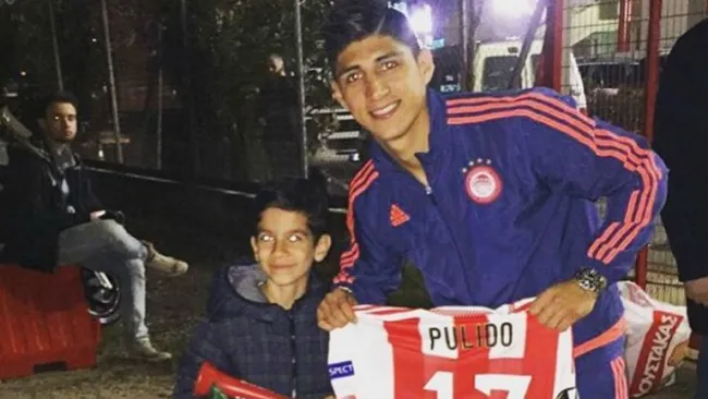 Momento en que Alan Pulido regala su camiseta