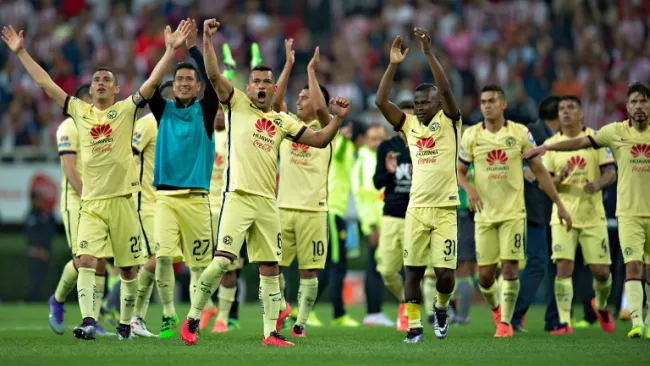 Jugadores azulcremas festejando la victoria en el Clásico