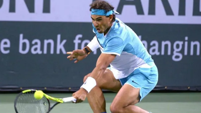 Nadal golpea la pelota en Indian Wells