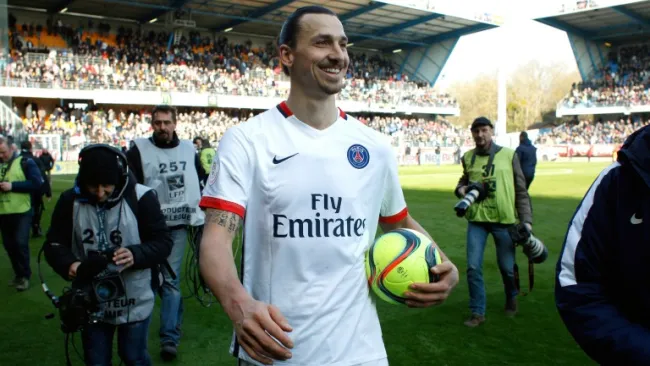 Zlatan celebra tras ganar el título con el PSG