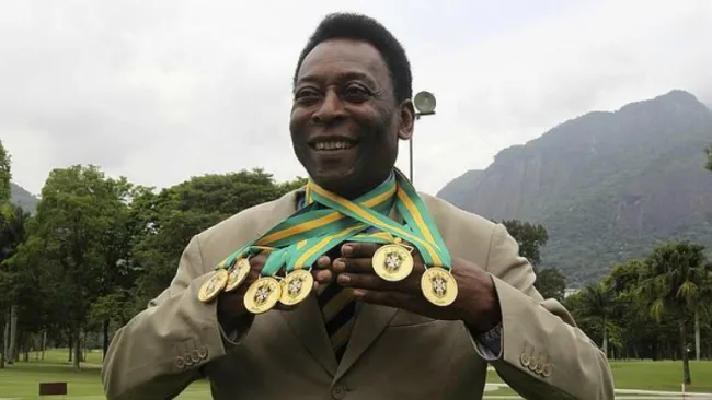 Pelé posa con varias medallas