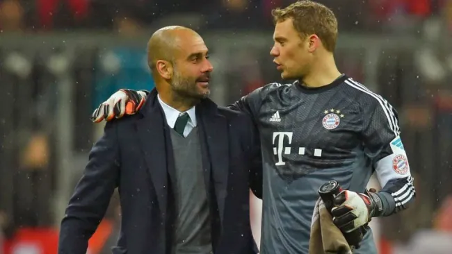 Guardiola y Neuer, en una charla después de un duelo