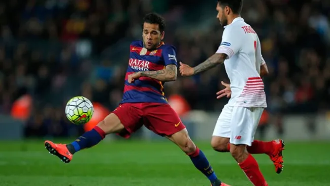  Dani Alves peleando un esferico al francés Benoit Tremoulinas 